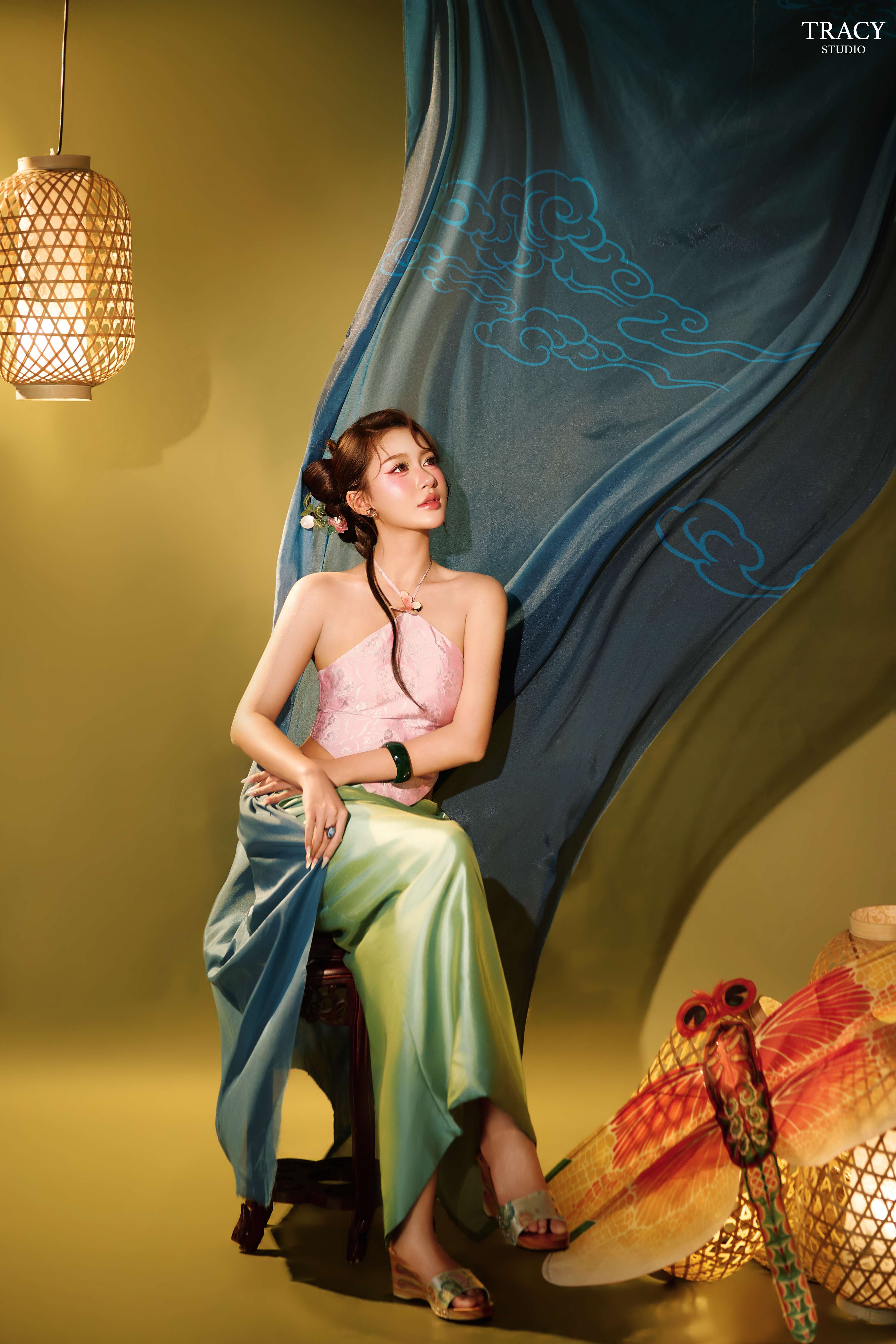 frontend/img/gallery/anh-tet-yem-ao-dai/tracy-studio-chup-concept-trung-thu-yem-phuong-bui (7).jpg